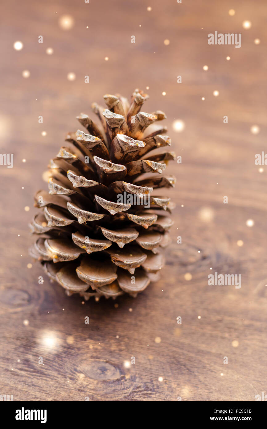 Grand cône de Noël sur fond de bois avec des fées Banque D'Images