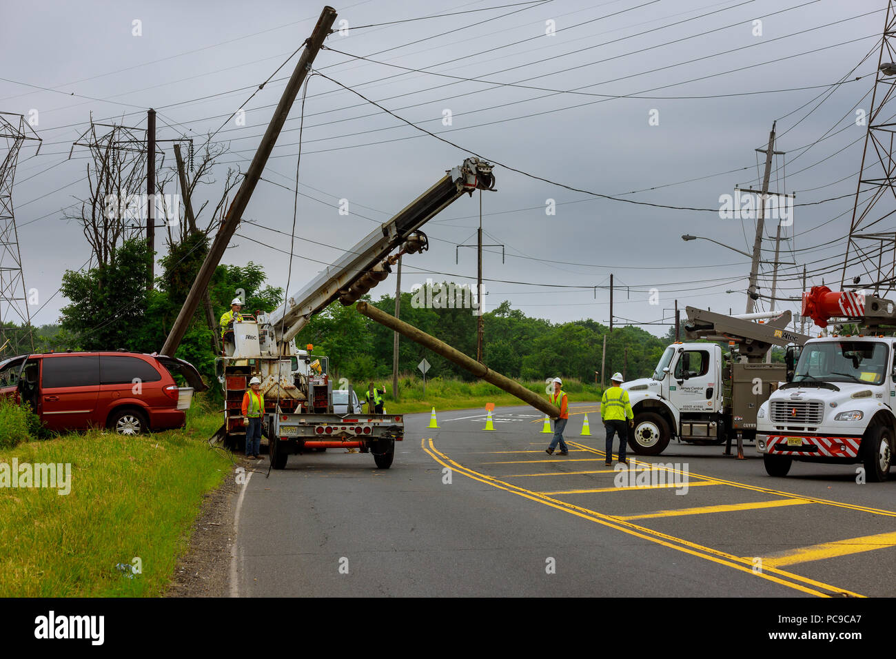 Sayreville NJ USA - Jujy 02, 2018 : l'installation de remplacement du pilier électrique après un accident de voiture au cours de l'autoroute en prend en charge une journée d'été. Banque D'Images