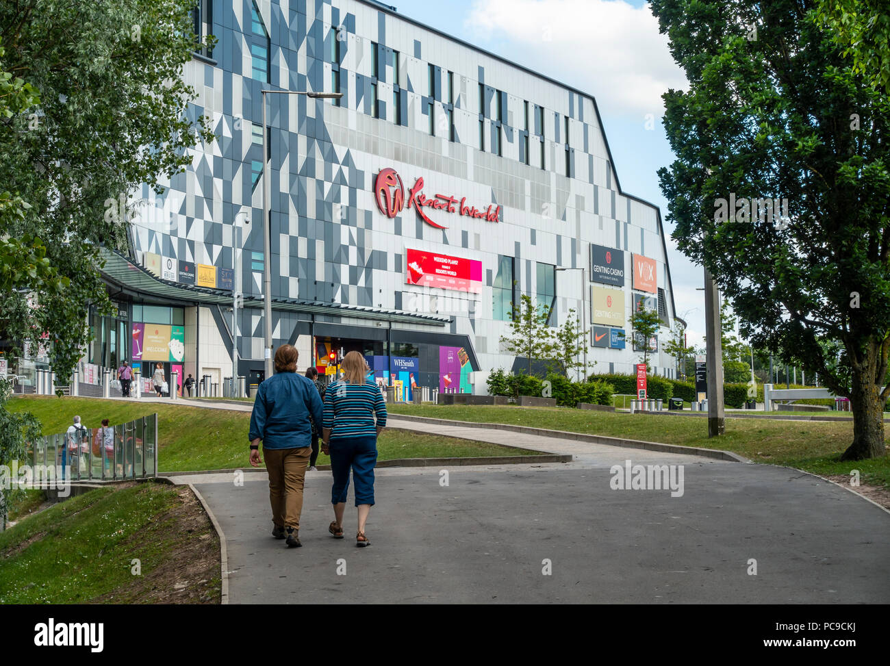Les gens à marcher vers et hors de, Resorts World, un complexe de divertissement, administré par le Groupe Genting, près de l'aéroport de Birmingham et du NEC. L'Angleterre Banque D'Images