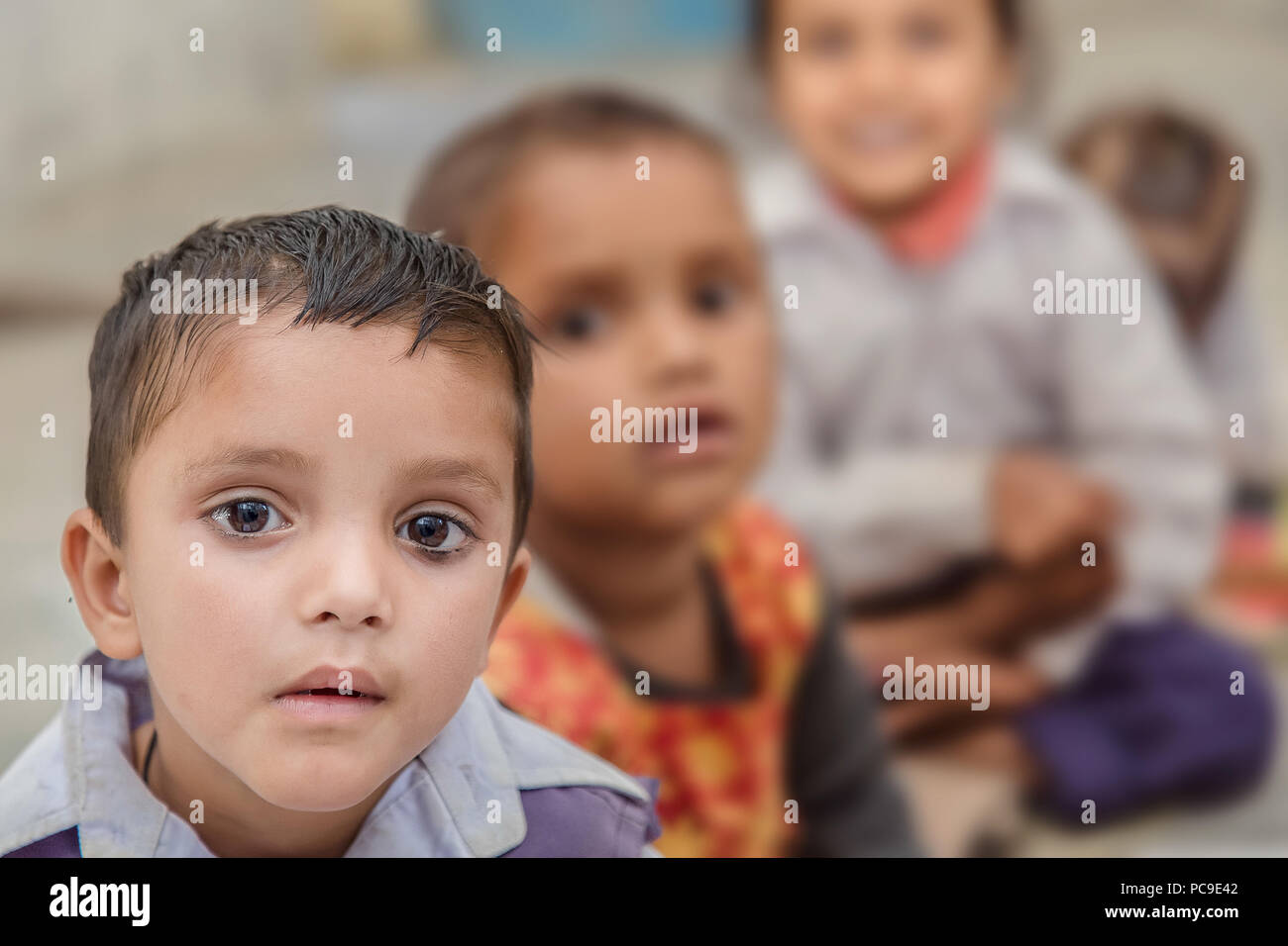 Portrait de l'école pré rurales indiennes in classe à l'école du village. Banque D'Images