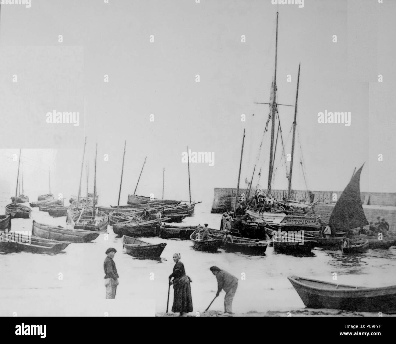 234 Le port de Kerity à la fin du XIXe, avec le « caboteur Picard Destelan de Lorient Banque D'Images