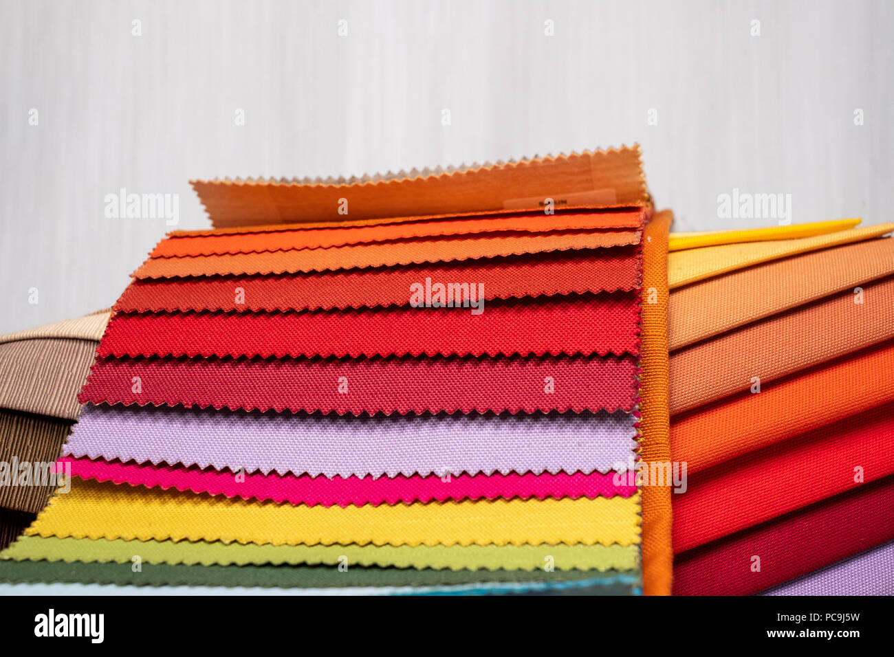 Les couleurs de l'image des tissus pour l'industrie de la mode, toutes les couleurs disponibles des différents types de tissu. Palette de couleurs Banque D'Images