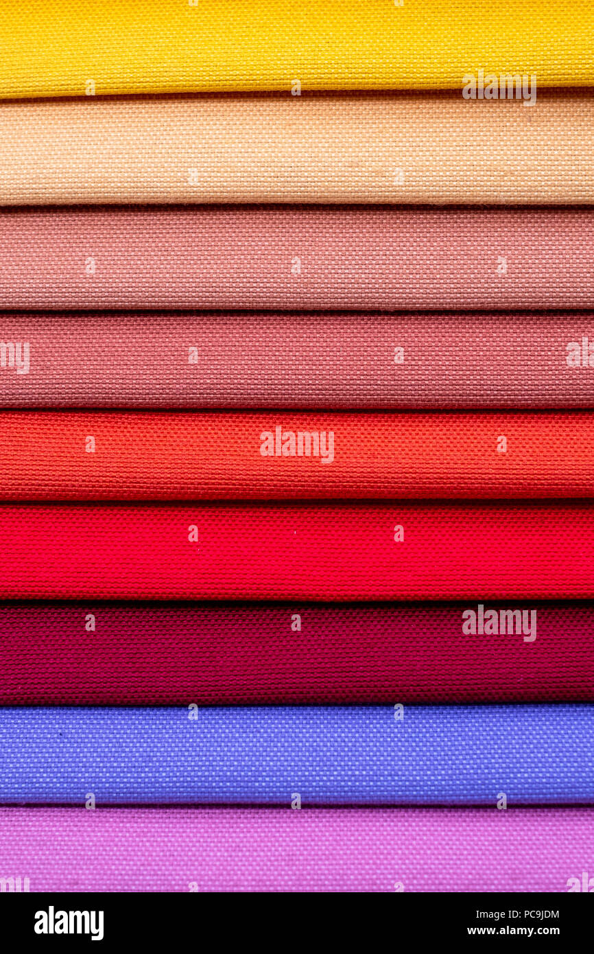 Les couleurs de l'image des tissus pour l'industrie de la mode, toutes les couleurs disponibles des différents types de tissu. Palette de couleurs Banque D'Images