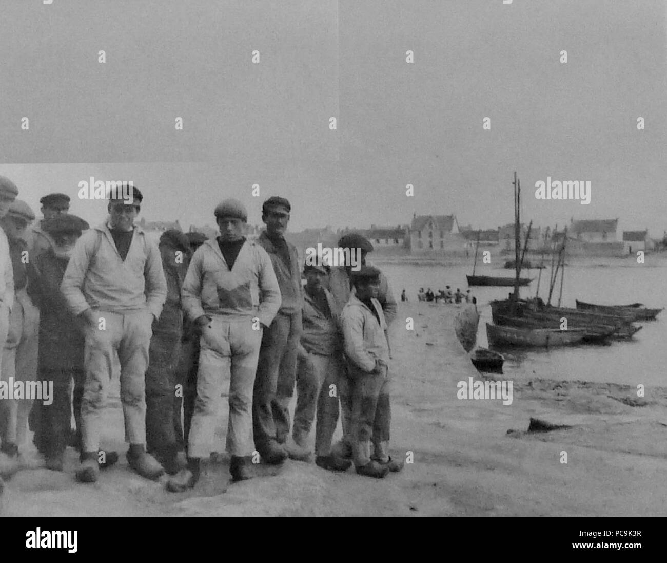 1160 Musée breton Jacques d Thézac Groupe de pêcheurs sur la cale de Léchiagat Banque D'Images