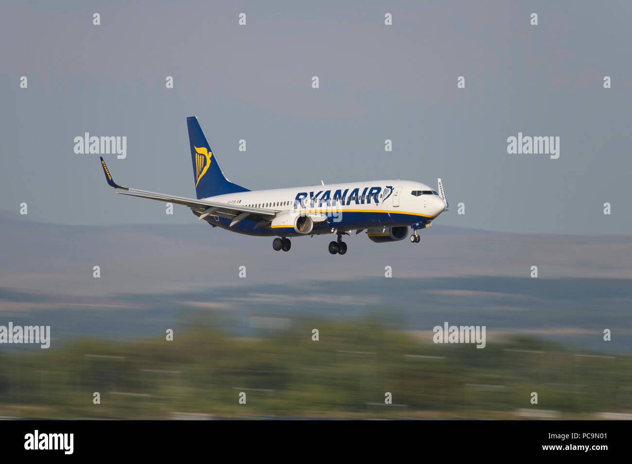 Un Boeing 737-8comme Ryanair arrive sur terre à l'aéroport de Manchester, Royaume-Uni. Banque D'Images