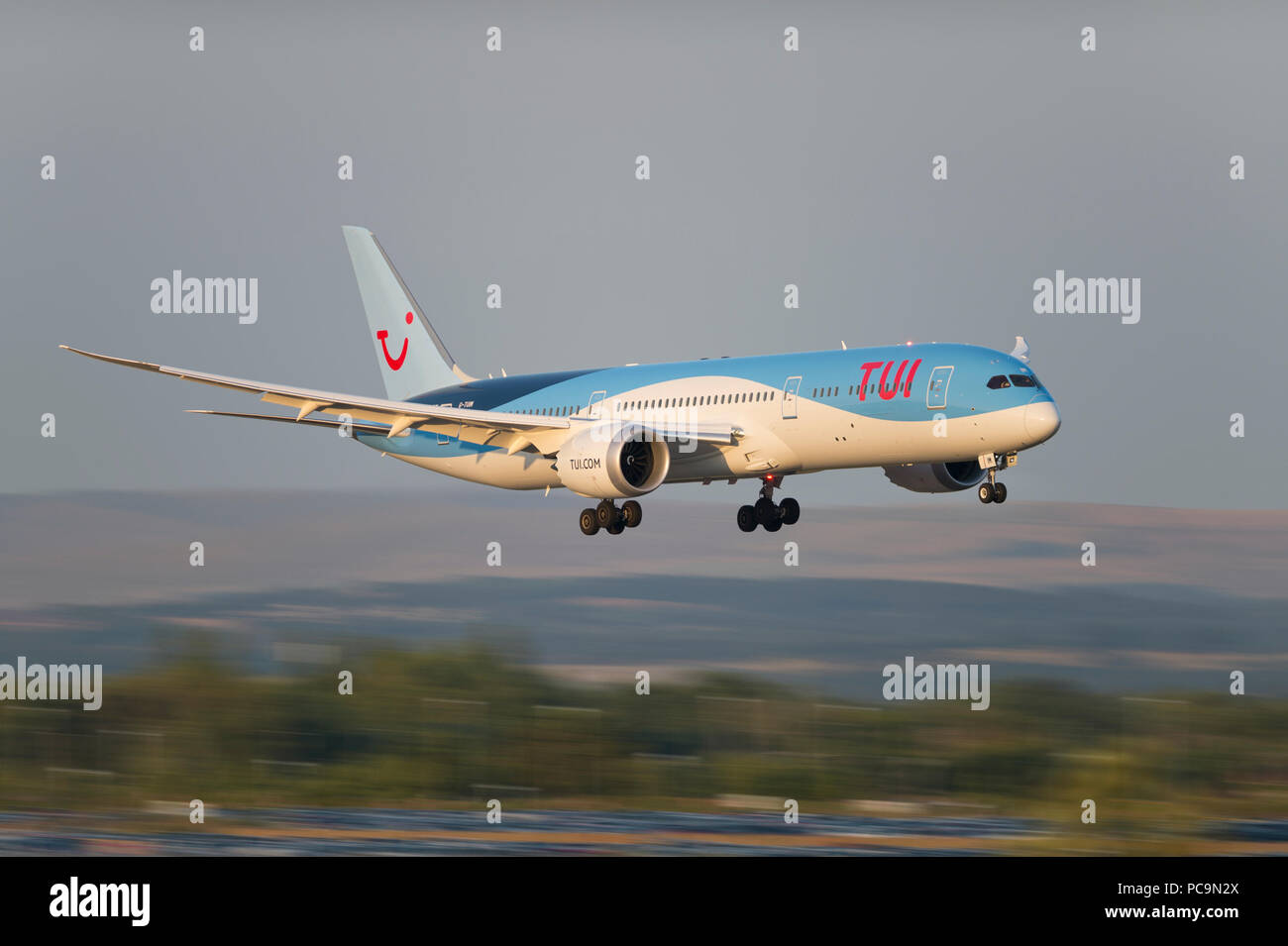 Un Boeing 787-9 Deamliner TUI arrive sur terre à l'aéroport de Manchester, Royaume-Uni. Banque D'Images