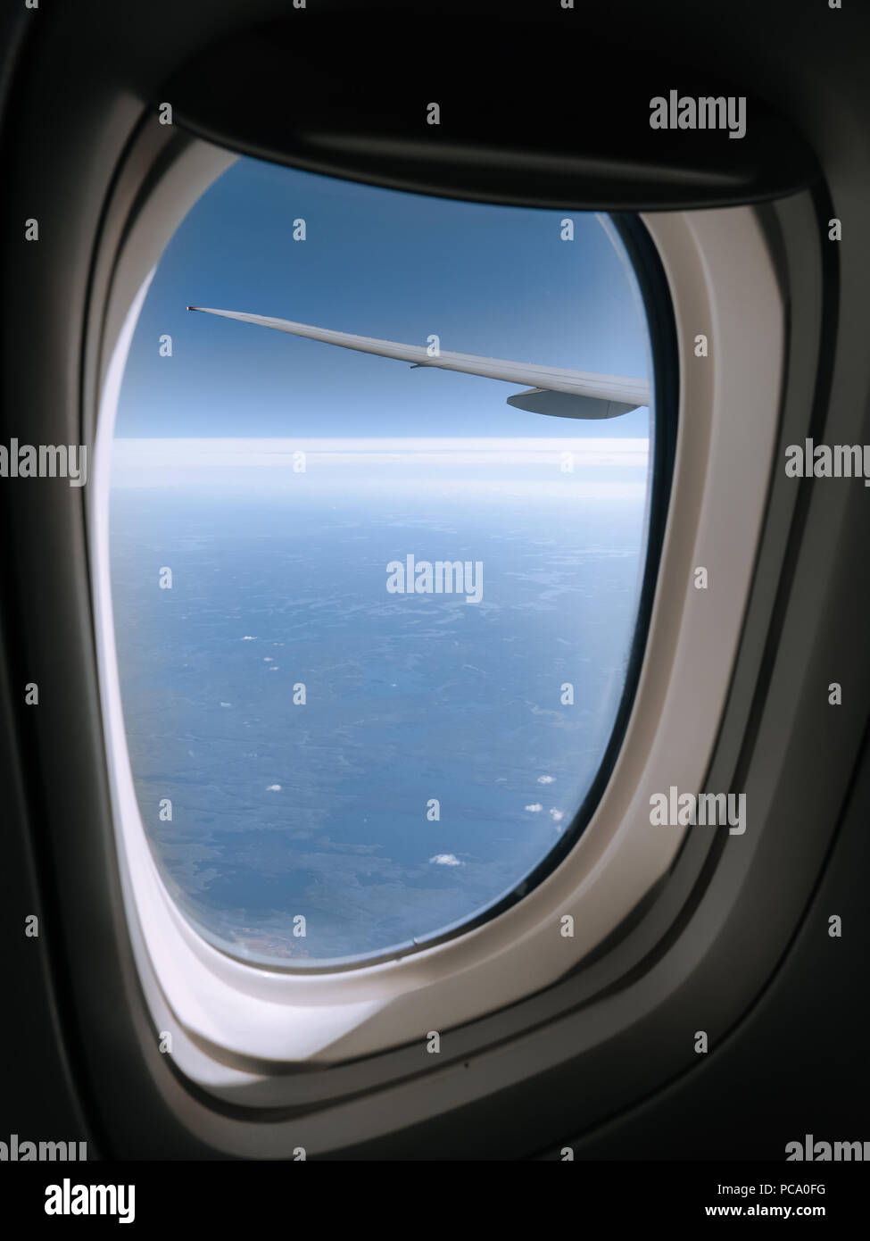 Belle vue depuis un avion à réaction à haute fenêtre sur le Nunavut, dans le Nord du Canada. Châssis de fenêtre et aile d'avion sont vus dans l'avant-plan. Banque D'Images Belle vue depuis un avion à réaction à haute fenêtre sur le Nunavut, dans le Nord du Canada. Châssis de fenêtre et aile d'avion sont vus dans l'avant-plan. Banque D'Images