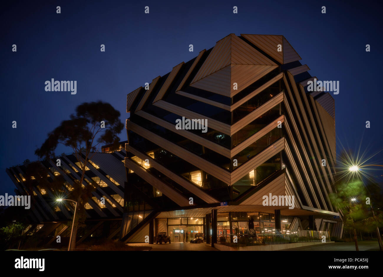 Centre de recherche de nouveaux horizons, l'Université Monash de nuit. Banque D'Images