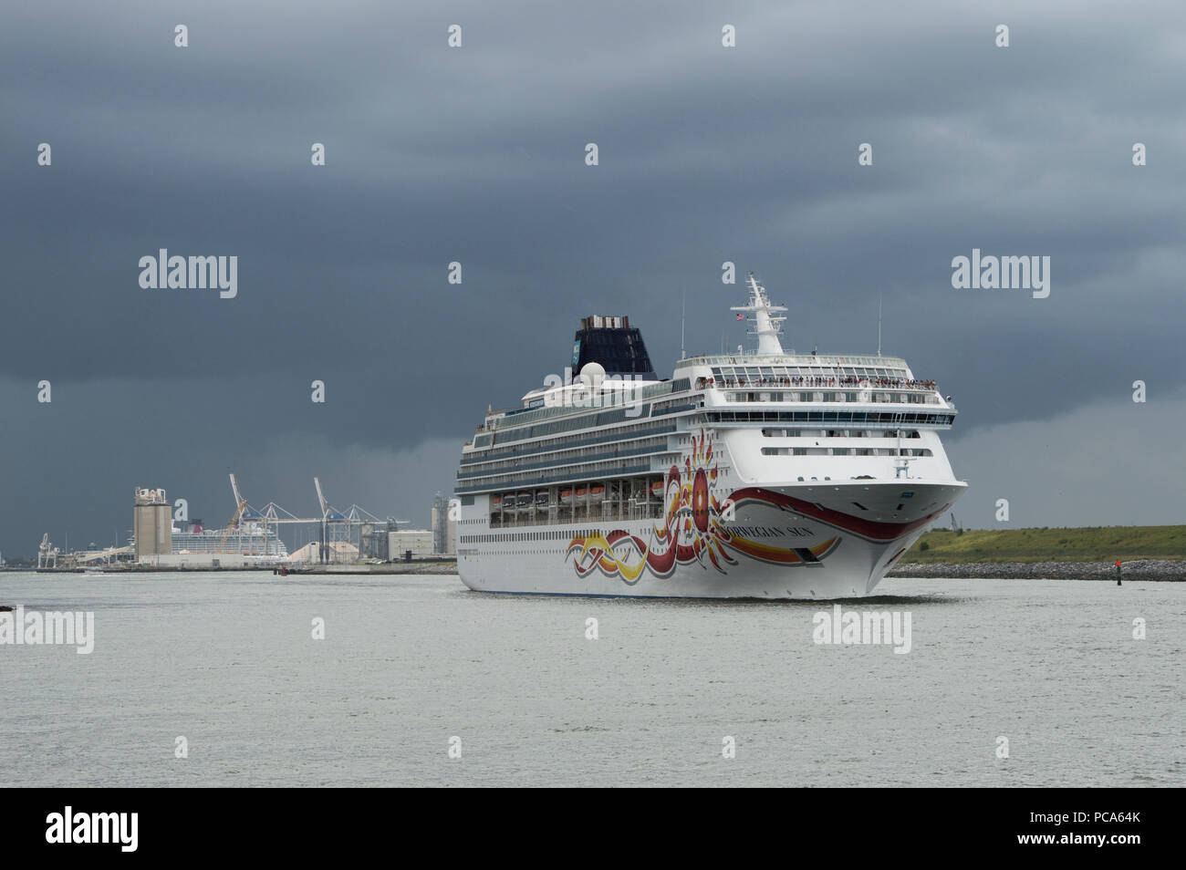 Le Norwegian Sun vers la mer après avoir quitté le port Canaveral en Floride comme un orage s'approche de la côte de Floride Banque D'Images