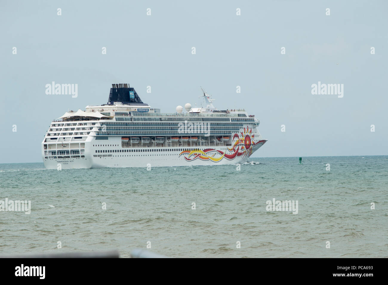 Le Norwegian Sun vers la mer après avoir quitté le port Canaveral en Floride comme un orage s'approche de la côte de Floride Banque D'Images