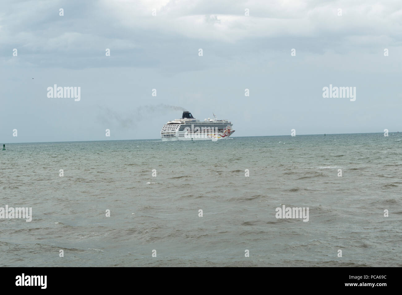 Le Norwegian Sun vers la mer après avoir quitté le port Canaveral en Floride comme un orage s'approche de la côte de Floride Banque D'Images