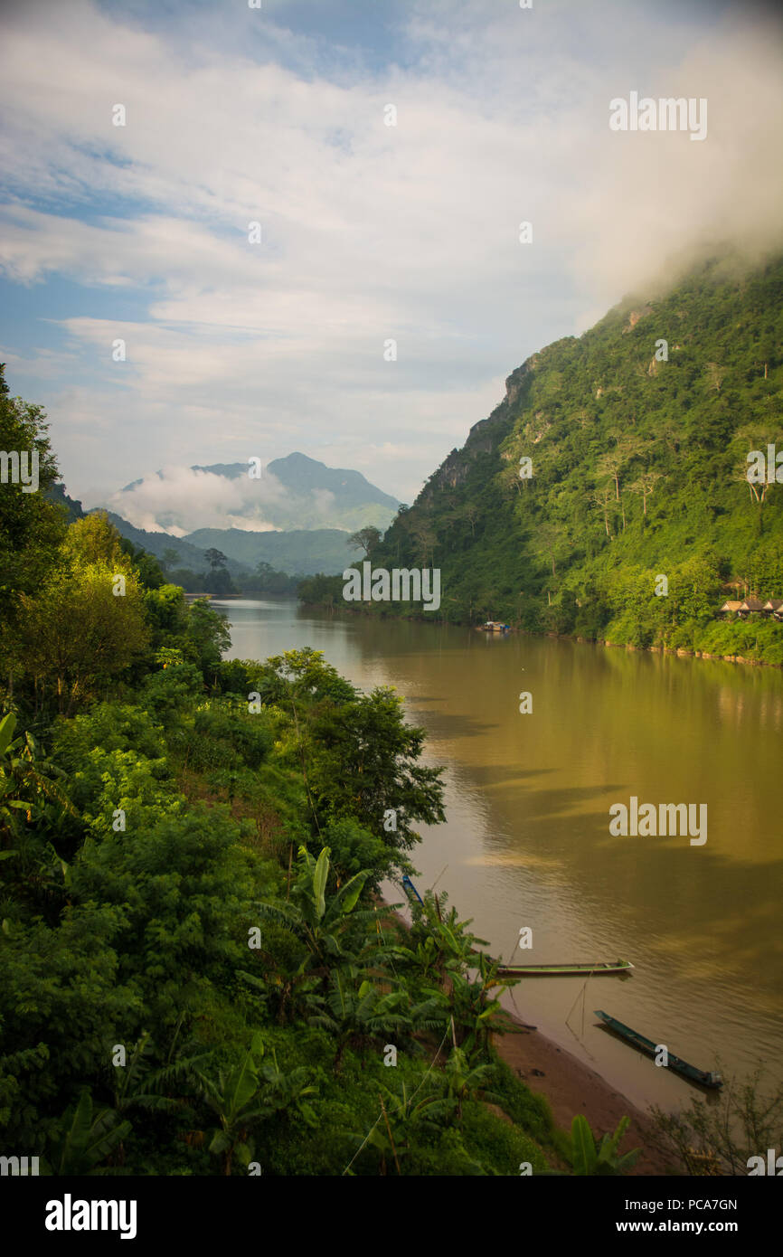 Montagnes brumeuses de Nong Khiaw, au Laos après la pluie. Banque D'Images