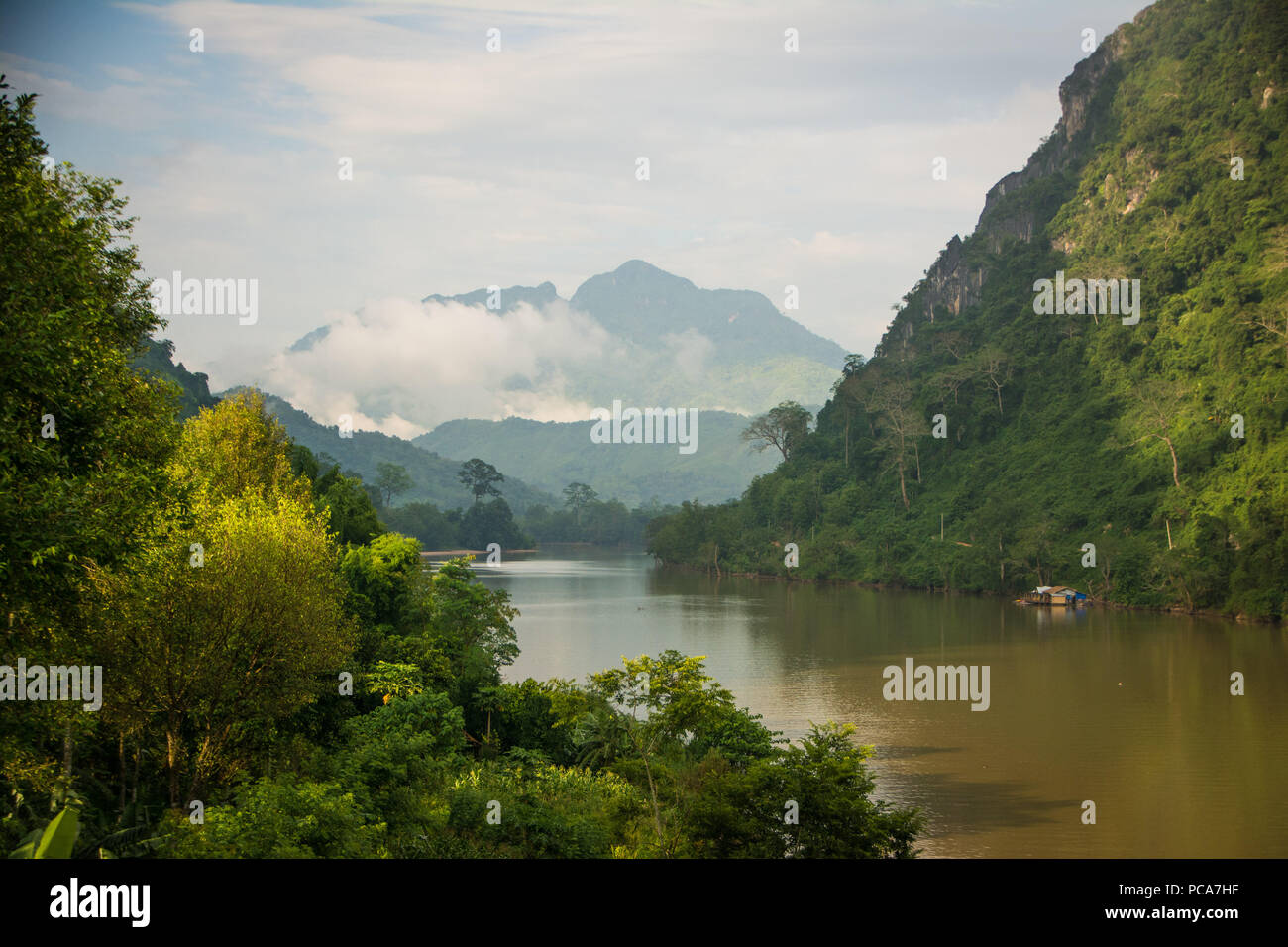 Montagnes brumeuses de Nong Khiaw, au Laos après la pluie. Banque D'Images