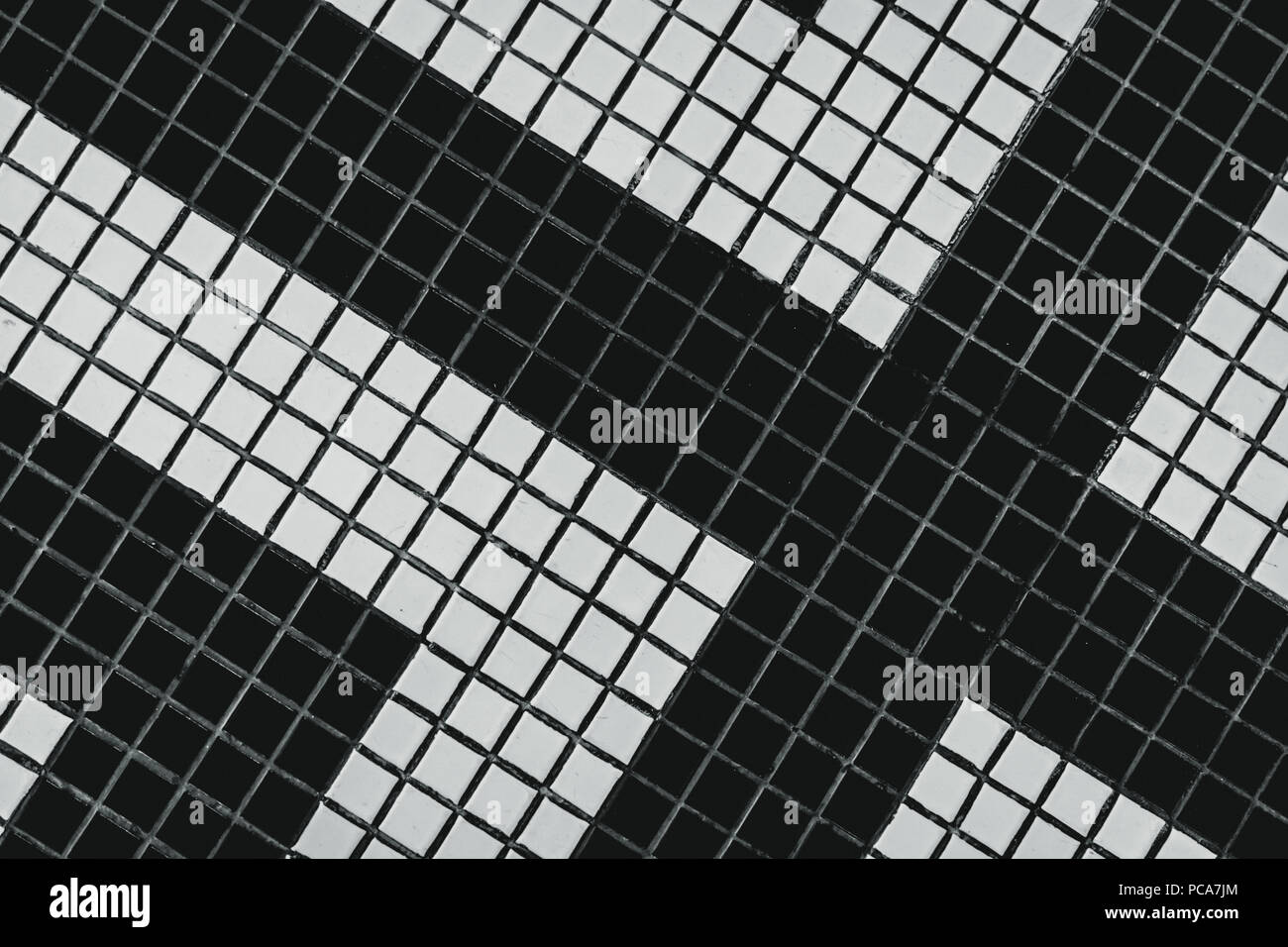 Petit carré noir et blanc avec carrelage salle de bains tendance moderne. Vue de dessus de bains mural en céramique. Petit square tile abstract texture background. Banque D'Images