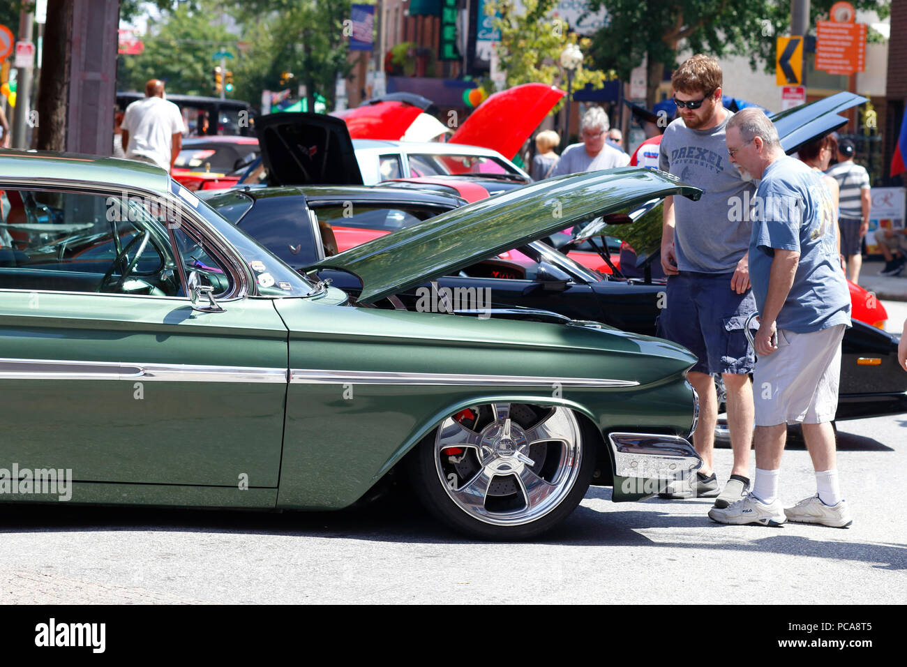 Les gens d'admirer les voitures à l'East Passyunk Car Show et festival de rue à Philadelphie, PA (29 juillet 2019). Banque D'Images