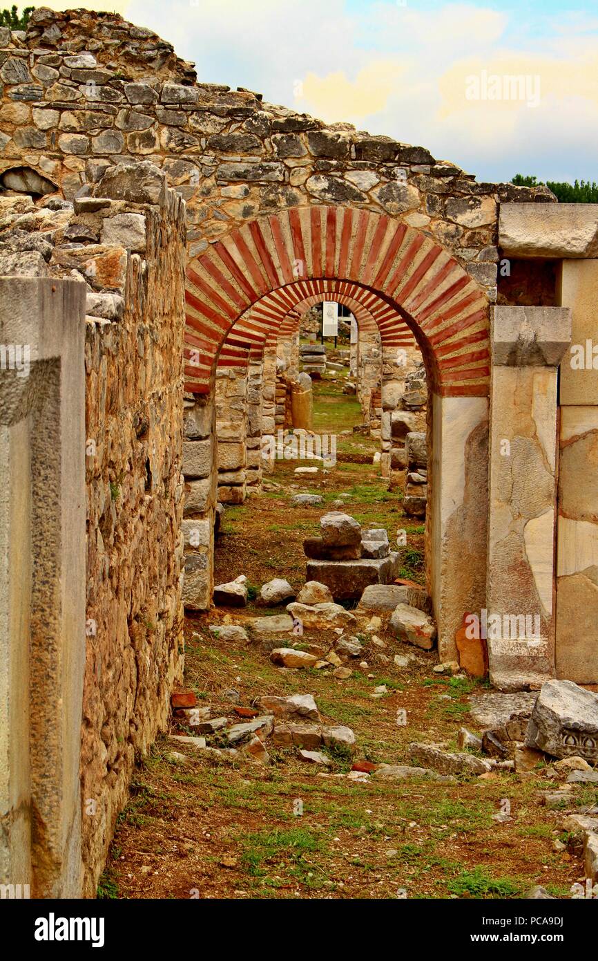 Arches, colonnes et éléments architecturaux sur le site archéologique de l'ancienne ville grecque de Philippes Banque D'Images