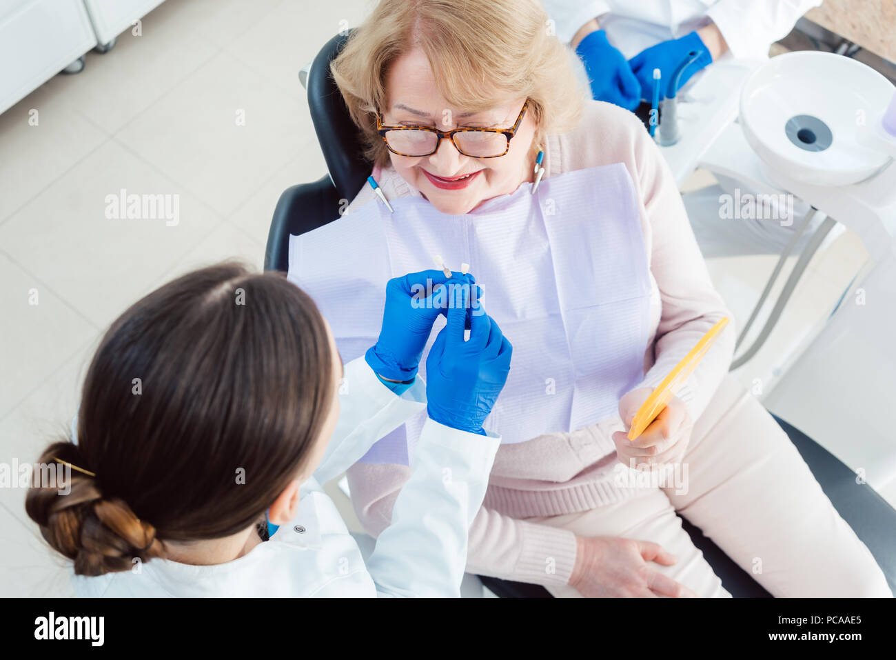 Blanchiment dentaire dentiste expliquer au patient Banque D'Images