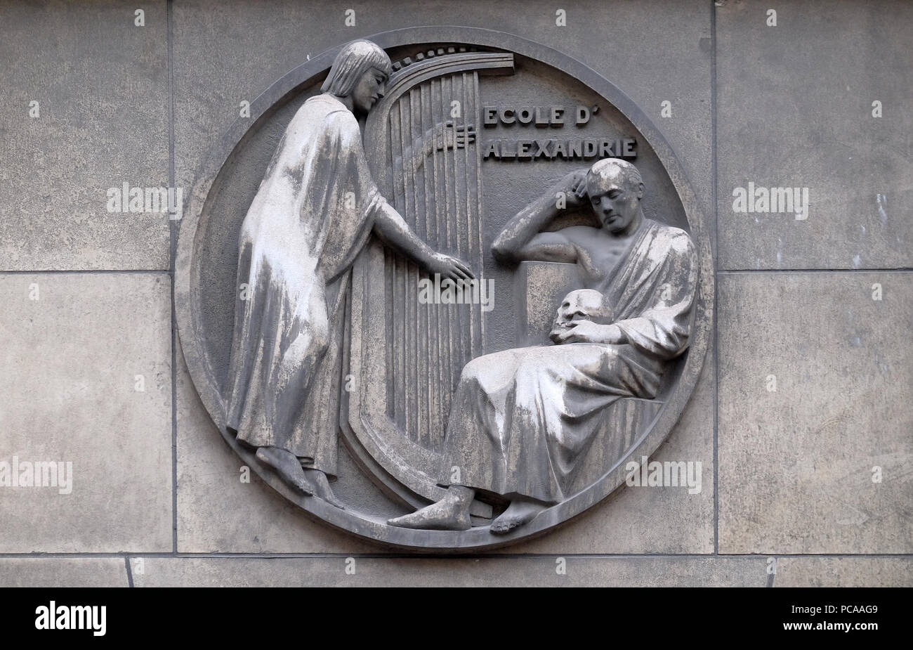 L'École d'Alexandrie. L'allégement de la pierre à l'édifice de la Faculté de médecine de Paris, France Banque D'Images