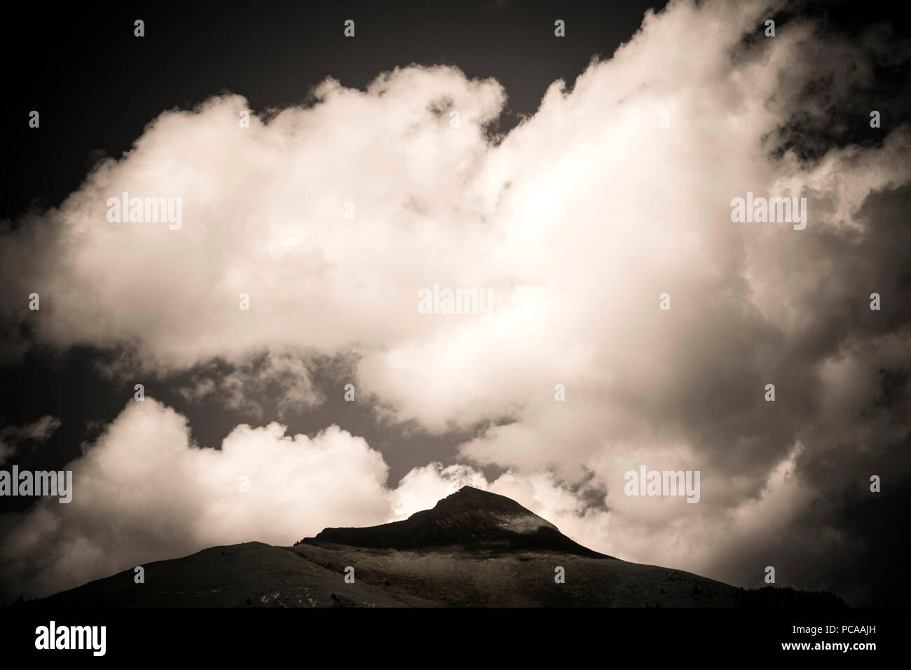 Nuages au-dessus d'un pic de montagne. Massif du Sancy. L'Auvergne. France Banque D'Images