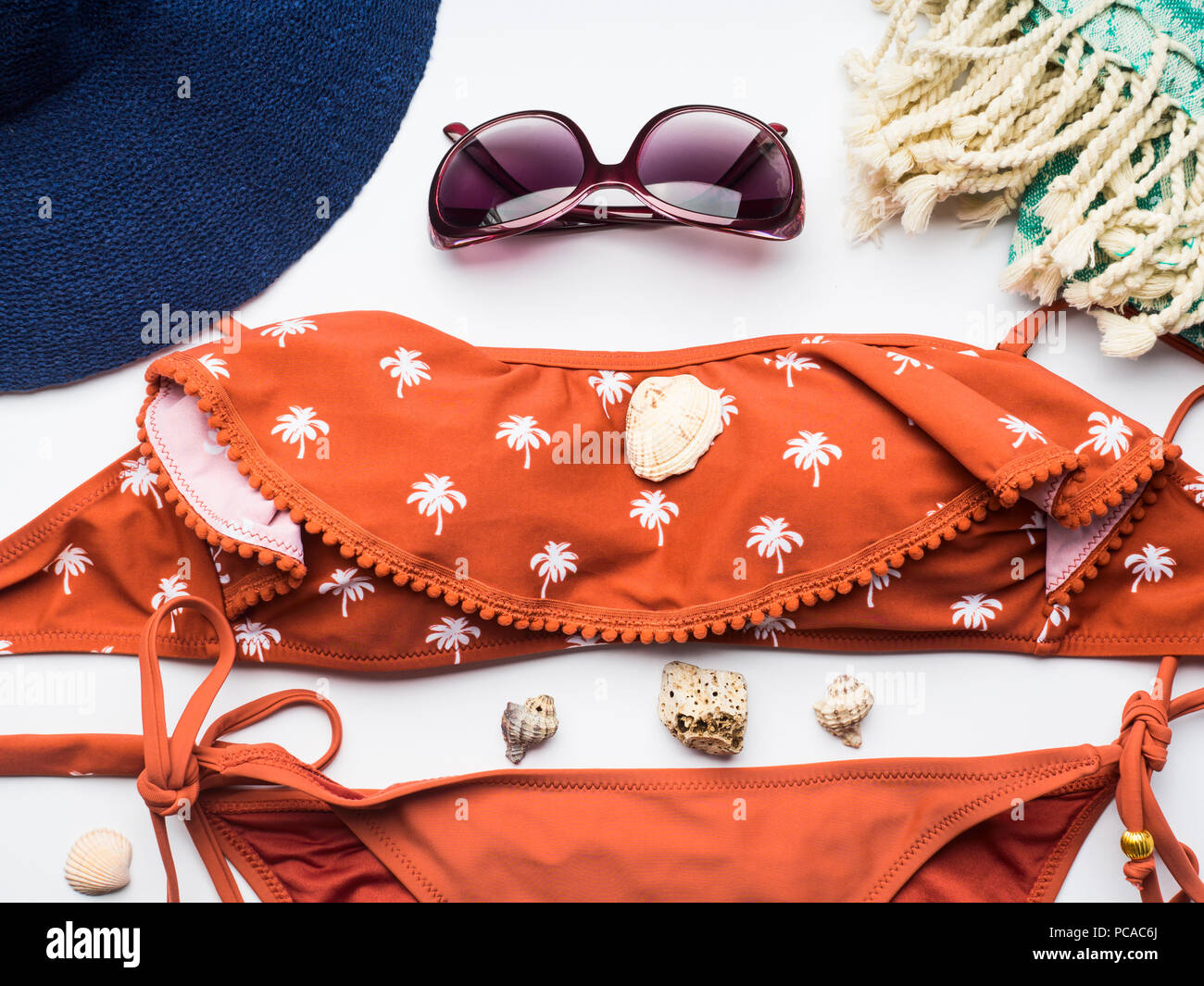 Accessoires de mode femme plage maillot de bain, lunettes de soleil,  chapeau, tongs, serviette et sac. Voyage d'été maison de vacances  télévision concept lay Photo Stock - Alamy