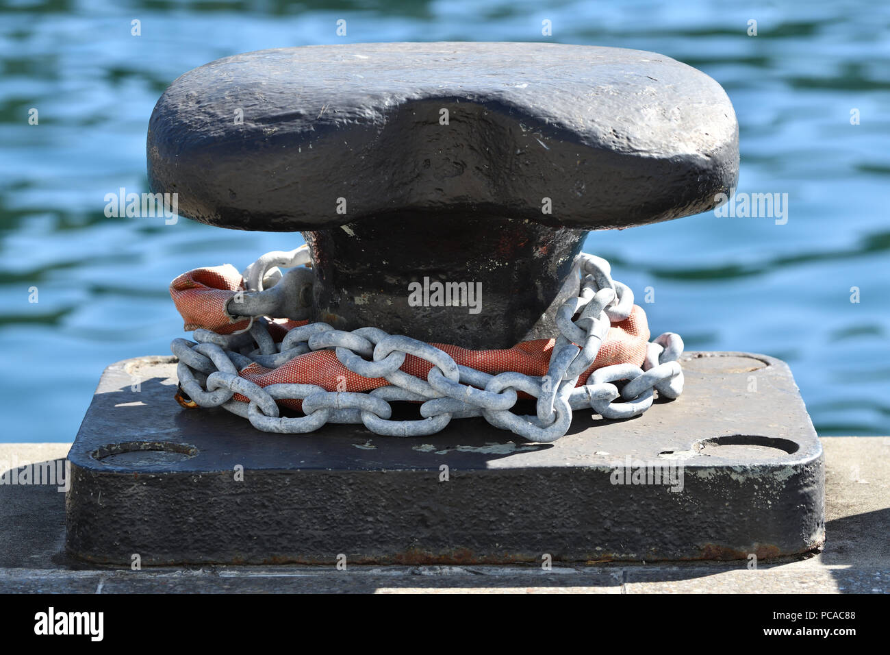 Close Up de Bollard sur le quai avec des chaînes Banque D'Images