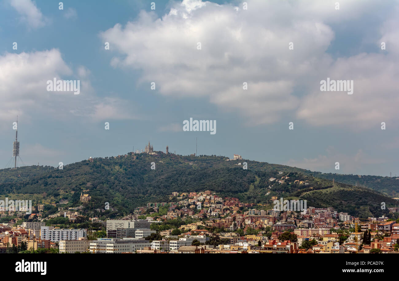 Vue de la montagne du Tibidabo avec église Sagrat Cor et le parc d'attractions au sommet. La Torre de Collserola tour de télécommunication est à gauche. Banque D'Images