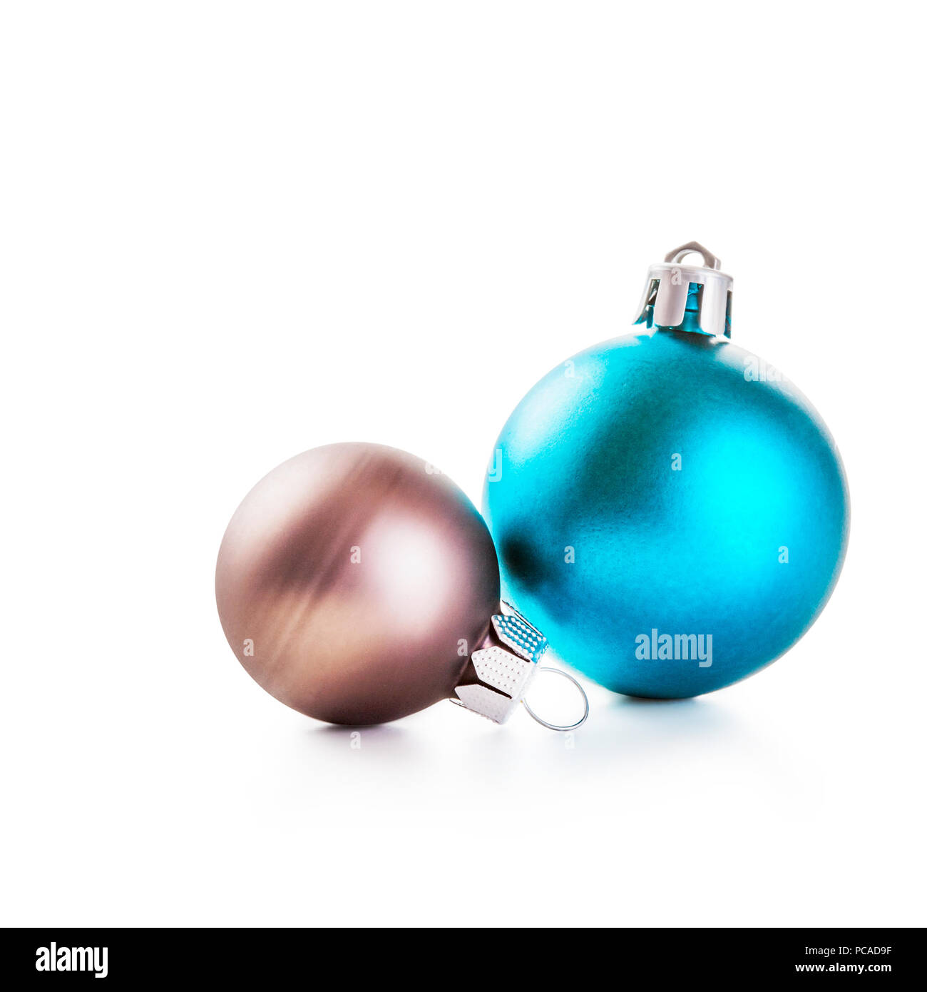 Boules de Noël bleu et brun isolé sur fond blanc. Éléments de conception Banque D'Images