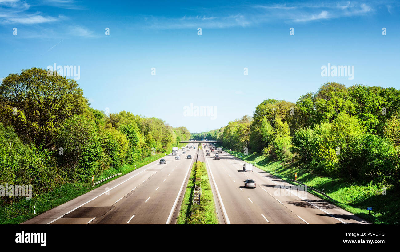 Le trafic routier avec des voitures et des camions aux beaux jours de l'été, Allemagne Banque D'Images