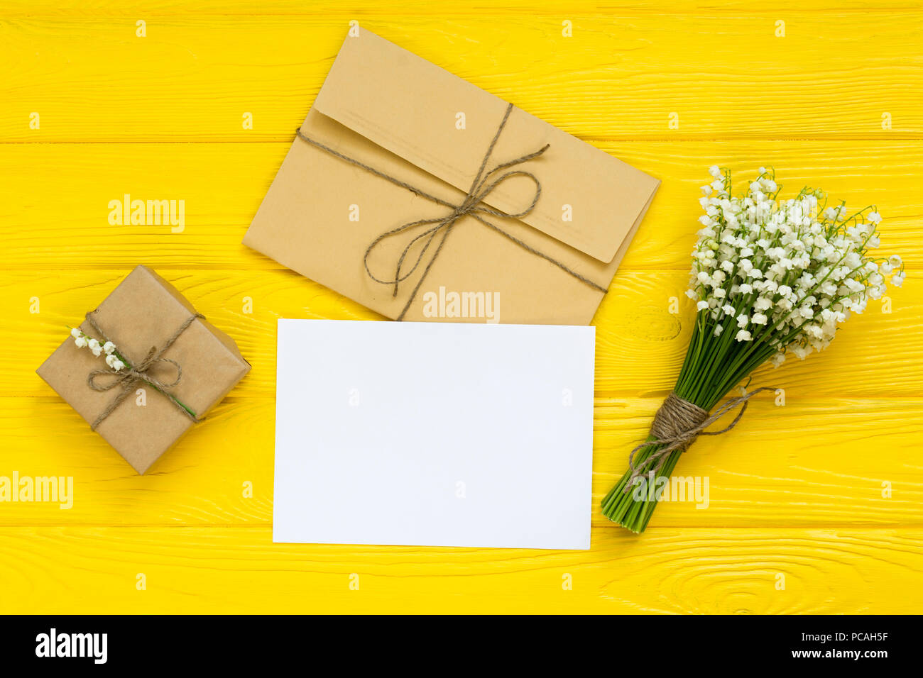 La Fete Des Meres Journee Des Femmes Saint Valentin Anniversaire De L Arriere Plan Le Muguet Enveloppe L Emballage Des Cadeaux Mise A Plat De Printemps Vue Du Dessus Photo Stock Alamy