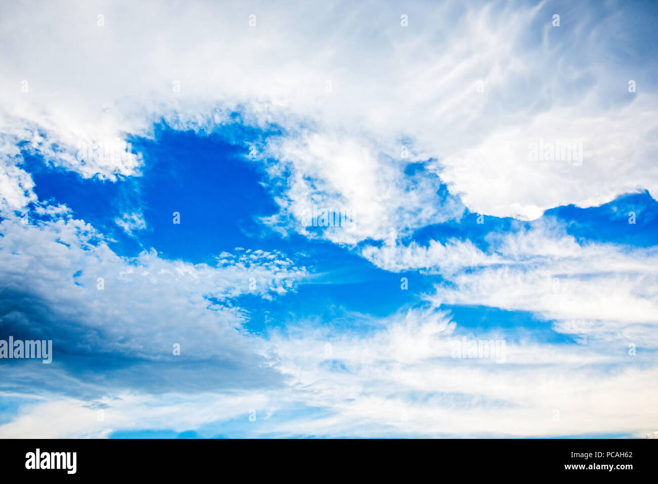 De gros Cumulus Nuages dans le ciel en une journée ensoleillée, claire et venteux. Grandes cúmulos de nubes en el cielo de un día soleado y ventoso. Banque D'Images