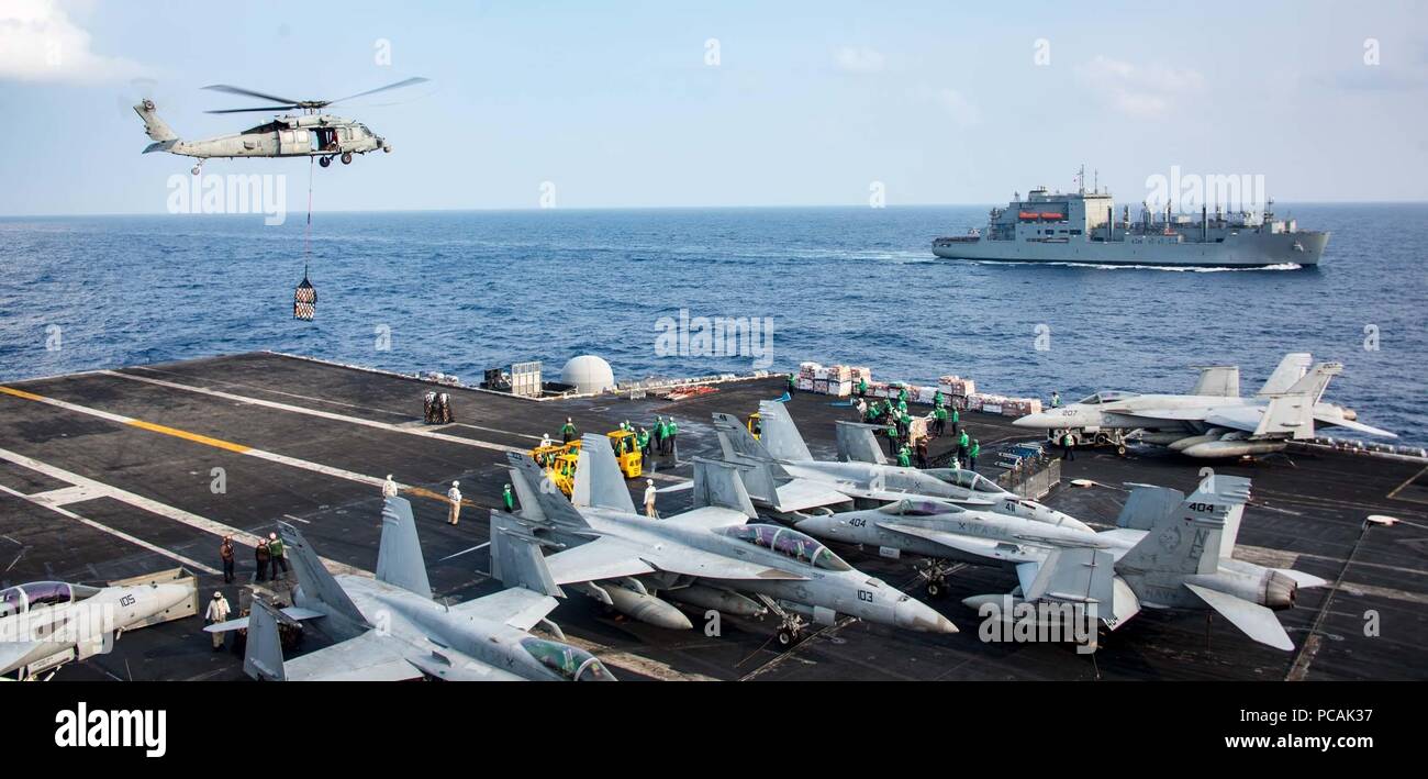 180730-N-OL781-0080 de l'OCÉAN PACIFIQUE (30 juillet 2018) Un MH-60S Sea Hawk affecté à la "Black Knights" de l'Escadron d'hélicoptères de combat de la mer (HSC) 4 transferts chargement de la cargaison sèche et munitions ship USNS Carl Brashear (T-AKE 7) pour la classe Nimitz porte-avions USS Carl Vinson (CVN 70). (U.S. Photo par marine Spécialiste de la communication de masse Seaman Apprentice Ellen Sharkey/libérés) Banque D'Images