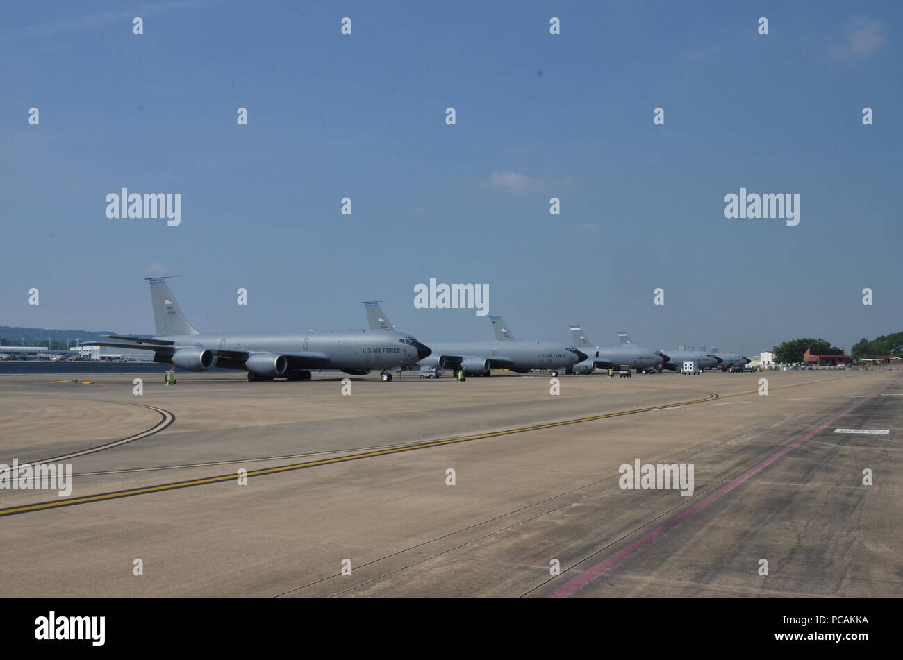 3 KC-135-R Stratotankers de McGhee Tyson Air National Guard Base Park sur la ligne de vol ici lors de la 117e Escadre de ravitaillement en vol, Birmingham (Alabama), le 12 juillet 2018. (U.S. Photo de la Garde nationale aérienne : le s.. Jim Bentley) Banque D'Images