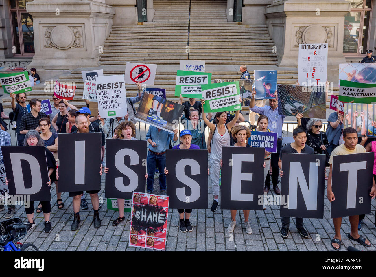 New York, États-Unis. 31 juillet, 2018. Les défenseurs de l'immigration visant à abolir la glace se sont réunis le 31 juillet 2018 à l'extérieur de l'Alexander Hamilton Custom House de Bowling Green où le DHS Kirstjen Secrétaire et Vice-président de Nielsen Mike Pence a assisté à une conférence de DHS, d'exiger que le secrétaire et vice-président de Nielsen Pence de réunir les familles séparées cruellement par les politiques anti-immigrés. Crédit : Erik McGregor/Pacific Press/Alamy Live News Banque D'Images