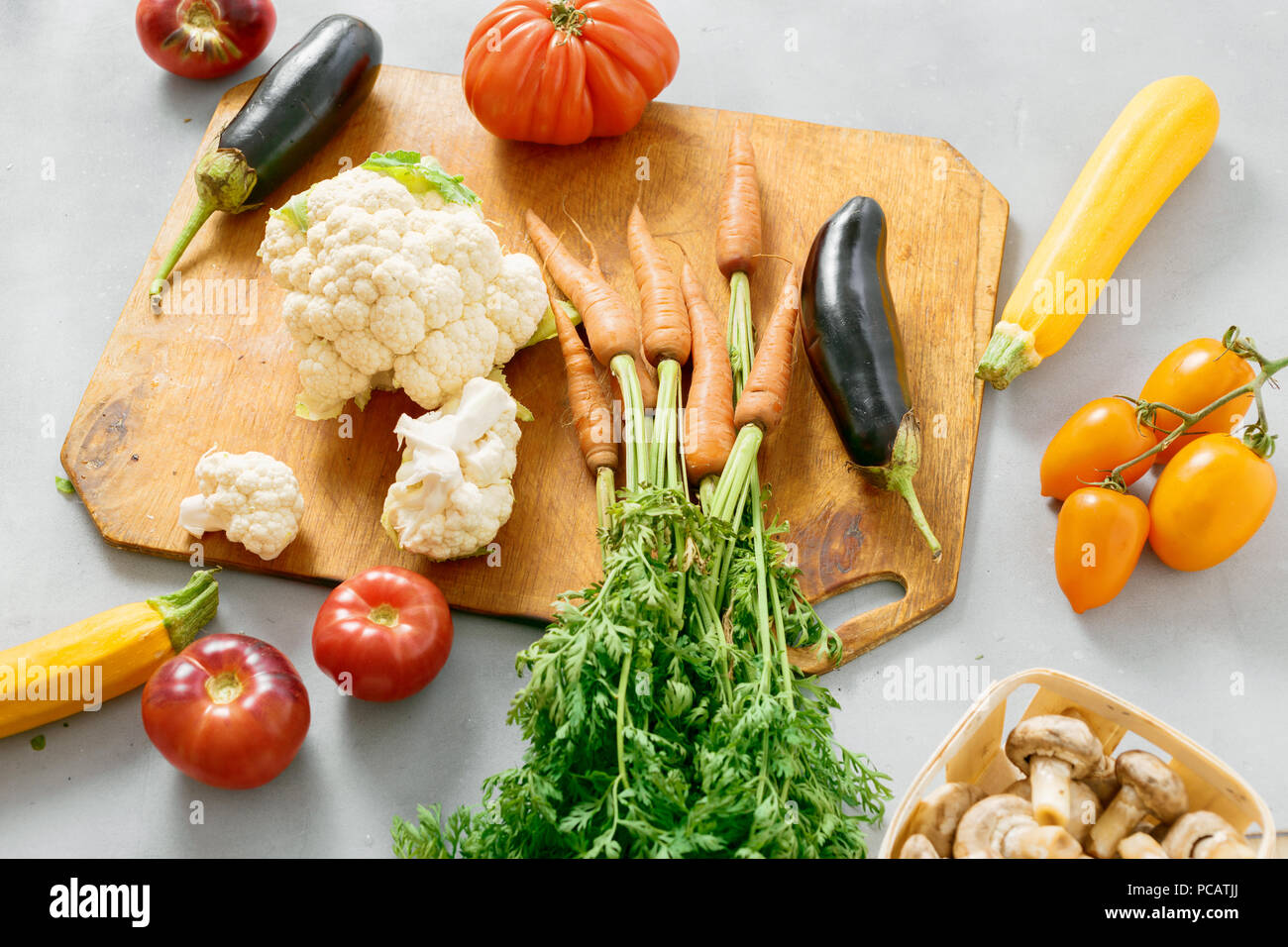 Légumes pour ragoût de légumes à la cuisine végétarienne. Cuisine recette végétarienne (carottes, courgettes, aubergines, choux-fleurs, tomates, oignons) Banque D'Images