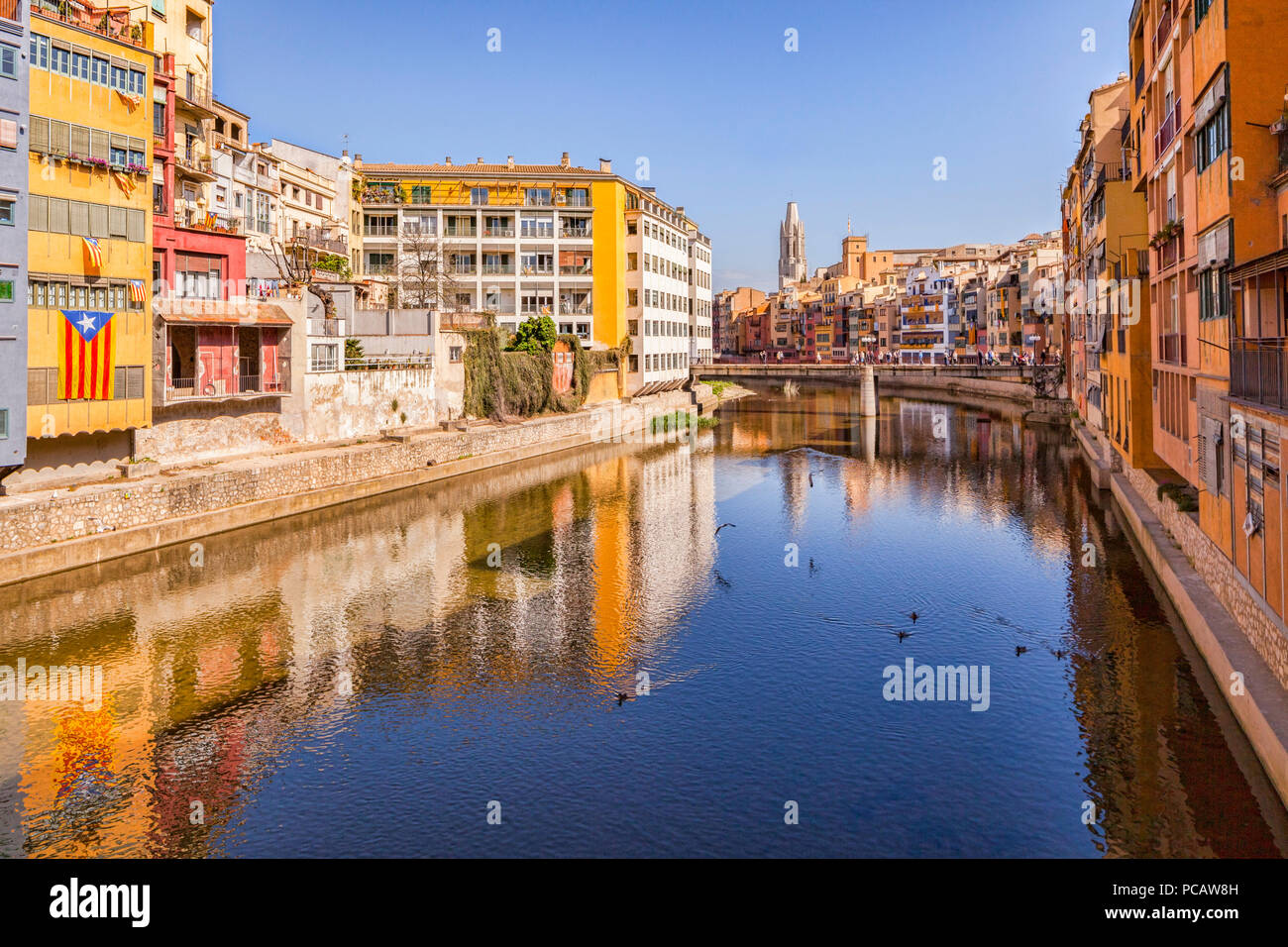 Maisons de la cité médiévale sur les bords de la rivière Onyar, et le Pont de Sant Agusti, Gérone, Catalogne, Espagne. Banque D'Images