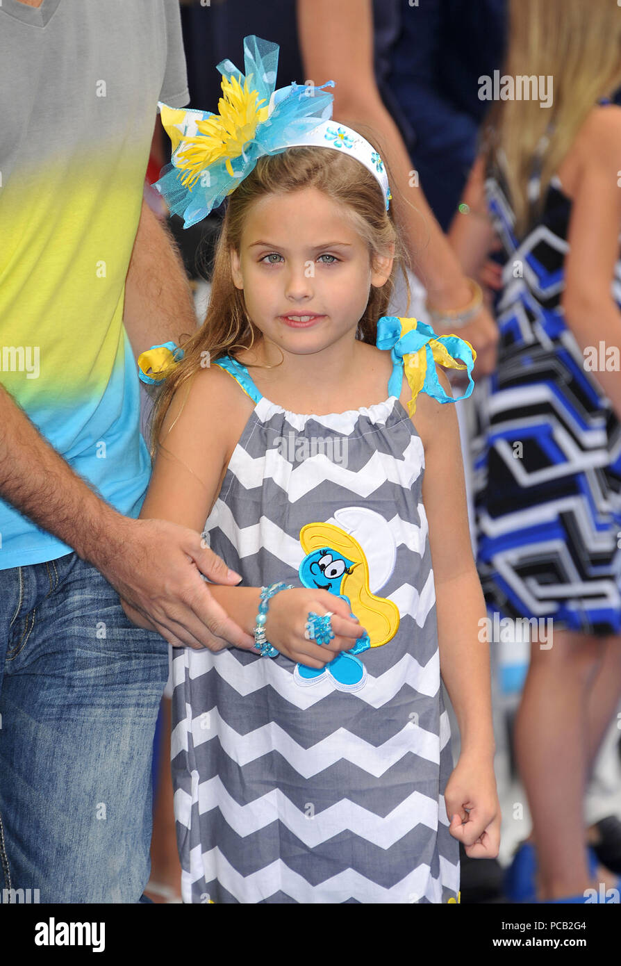 Dannielynn Marshall au les Schtroumpfs 2 Premiere au Westwood Village Theatre de Los Angeles.Dannielynn Marshall 019- ------------- Red Carpet Event, Vertical, USA, Cinéma, Célébrités, photographie, Bestof, Arts, Culture et divertissement, Célébrités Topix fashion / Vertical, Best of, événement dans la vie d'Hollywood, Californie - Tapis rouge et en backstage, USA, Cinéma, Célébrités, cinéma, télévision, Célébrités célébrités musique, photographie, Arts et culture, Bestof, divertissement, Topix trois quarts, vertical, une personne, à partir de l'an , 2013, enquête tsuni@Gamma-USA.com Banque D'Images