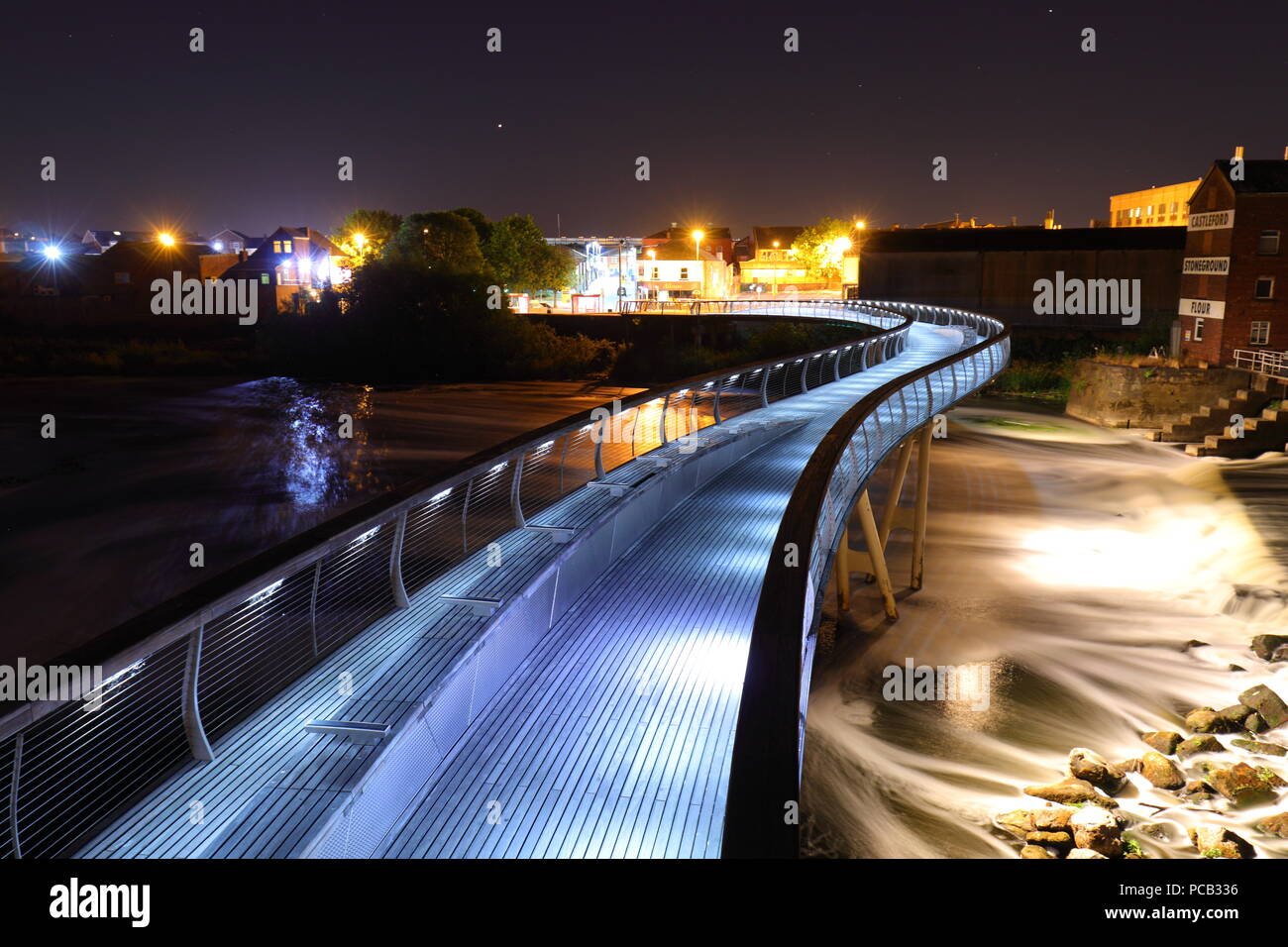 Le Millennium Bridge sur la rivière Aire dans la nuit à Castleford Banque D'Images