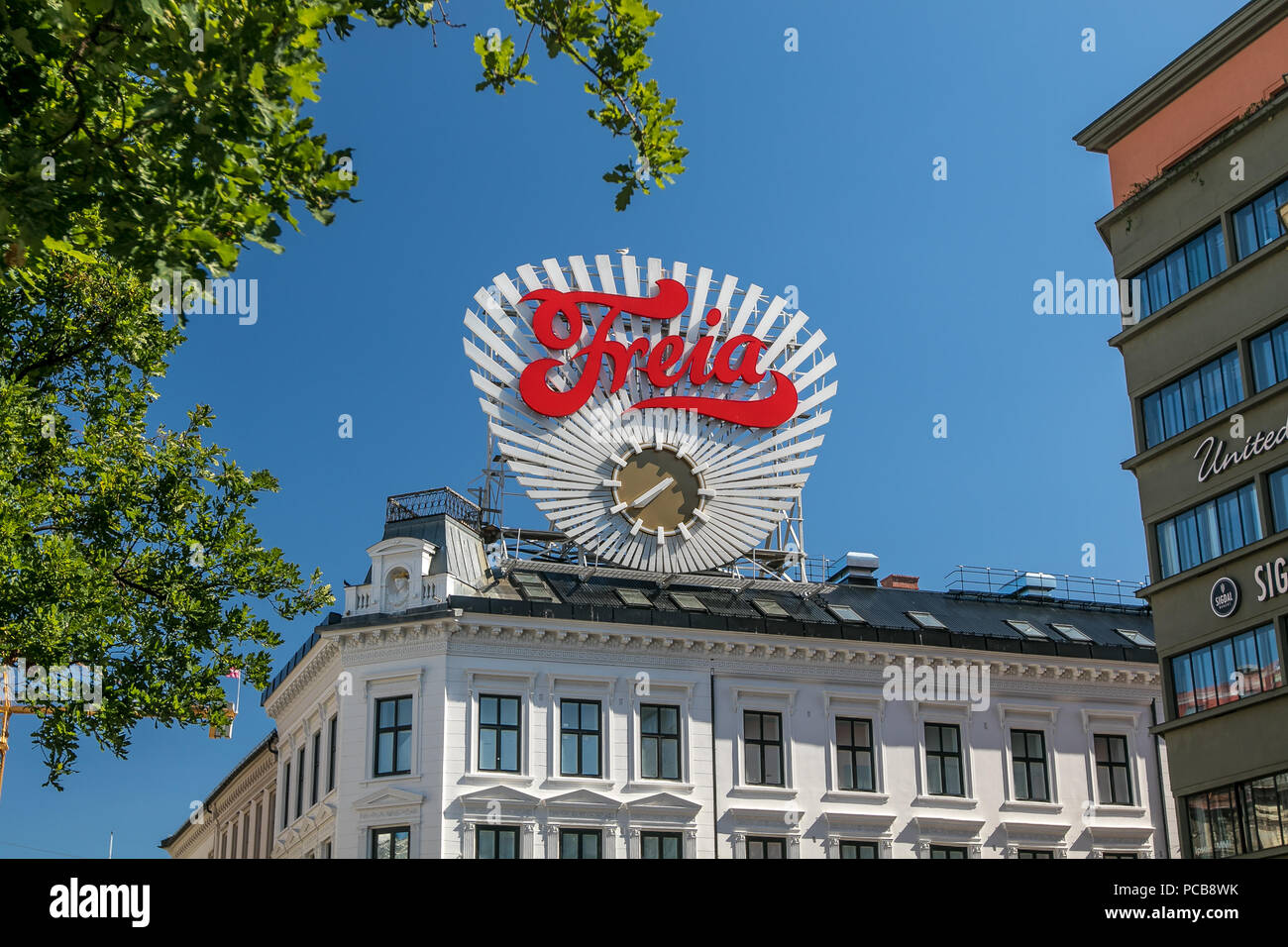 Oslo, Norvège, le 21 juillet 2018 : Grande horloge publicitaire chocolat Freia en haut à Egertorget square. Banque D'Images