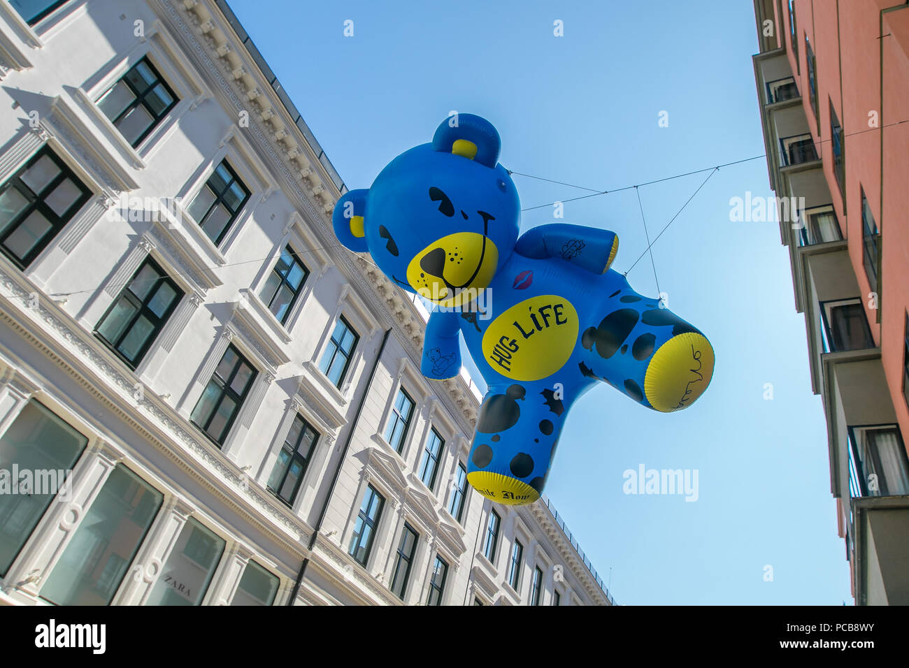 Oslo, Norvège, le 21 juillet 2018 : 'Hug Life' - installation d'art colorées d'artistes norvégiens BROSLO - gonflable géant nounours en suspension dans l'air. Banque D'Images
