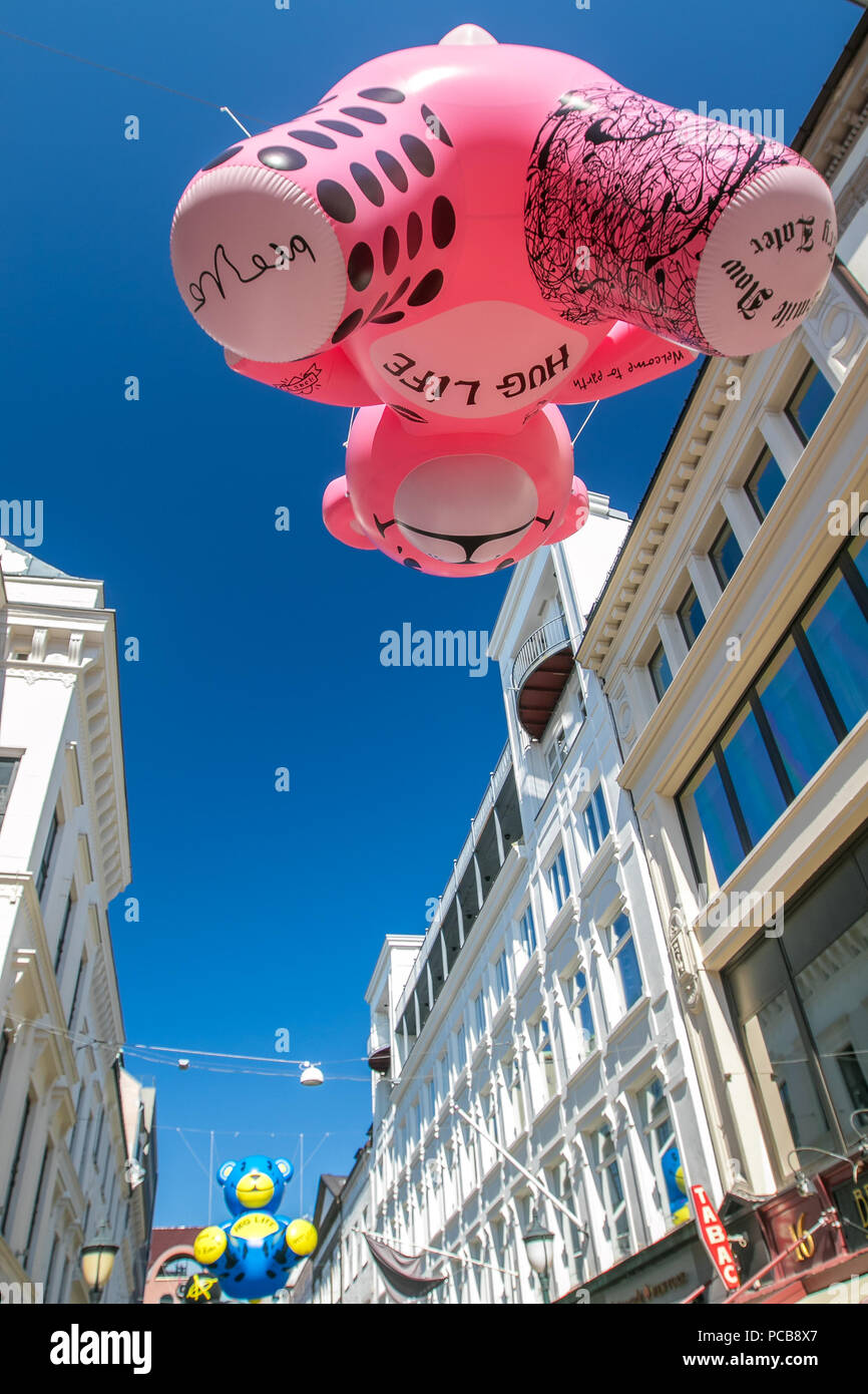 Oslo, Norvège, le 21 juillet 2018 : 'Hug Life' - installation d'art colorées d'artistes norvégiens BROSLO - gonflable géant nounours en suspension dans l'air. Banque D'Images
