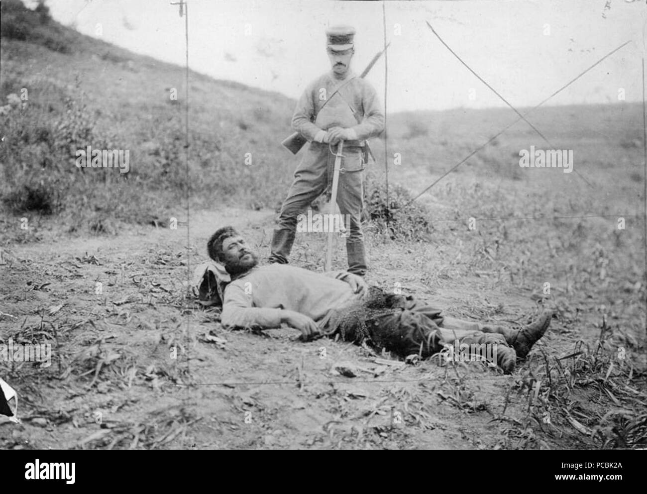 2 Un soldat altitude vers le bas dans le terrain-while-the-autres-un-maintien-a-épée-142364577940 Banque D'Images