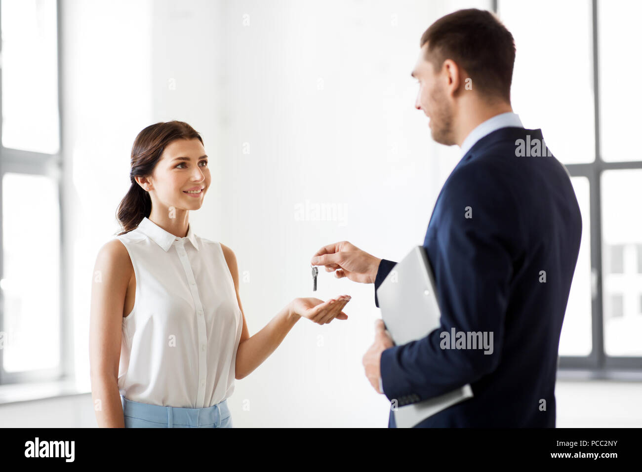 Membre clé de la donner au nouveau bureau Banque D'Images