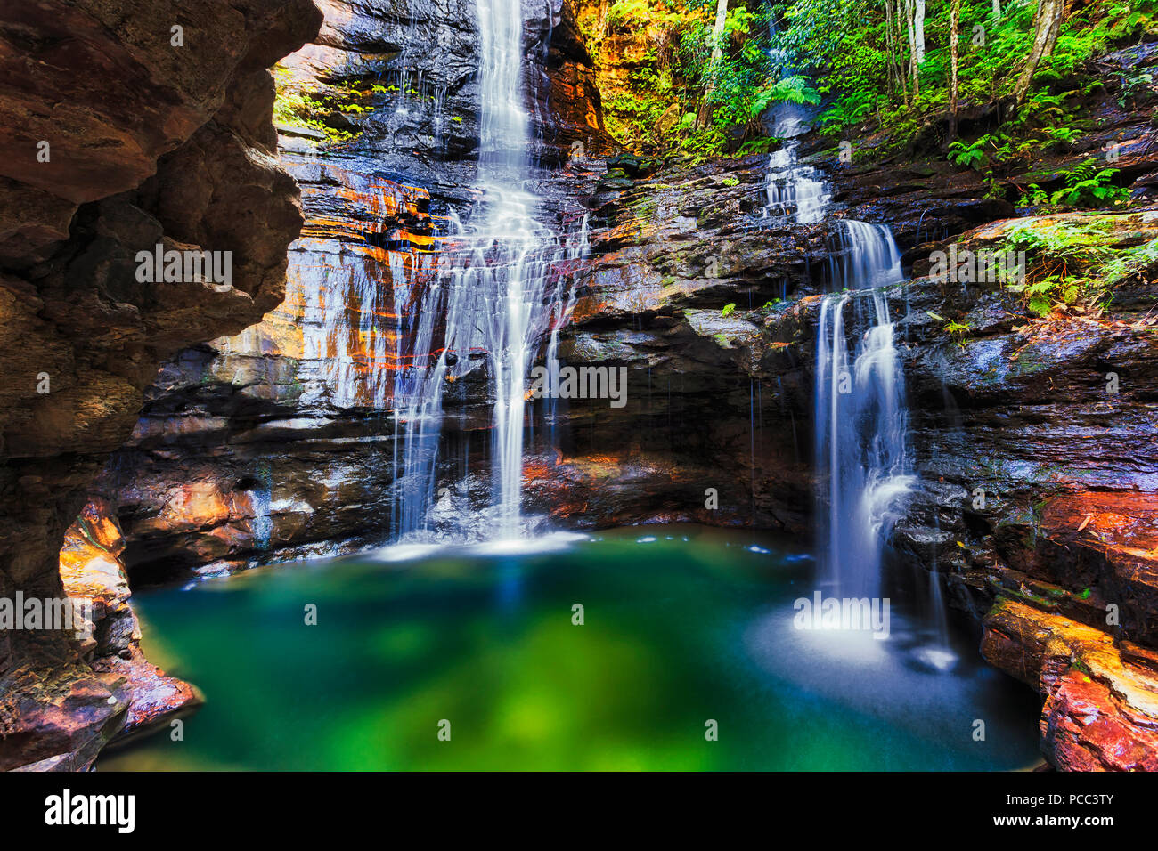 Dans l'eau trouble Emeraude petit rocky De en vertu de l'Impératrice Automne ruisseau dans la vallée des montagnes bleues, des eaux de profondeur entre les rochers de grès érodées et jamais Banque D'Images