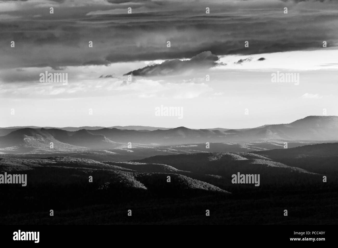 Moody nuageux coucher de soleil sur des plages lointaines et sommets des montagnes dans le parc national de Blue Mountains Australie vu de Echo Point Lookout à Katoomba town. Banque D'Images
