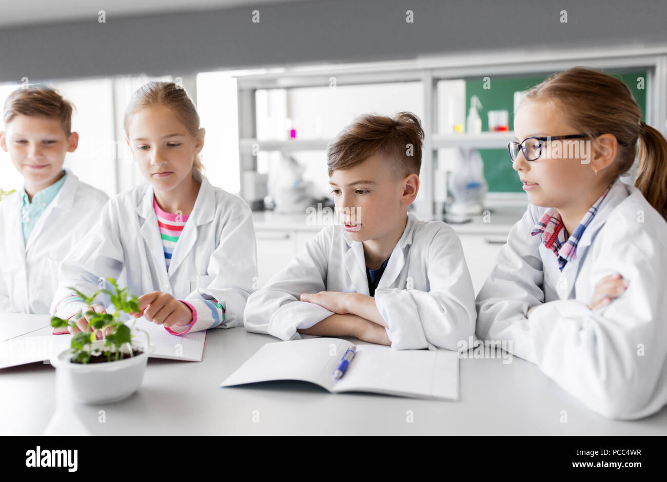 Les enfants ou les étudiants avec des cours de biologie à l'usine Banque D'Images