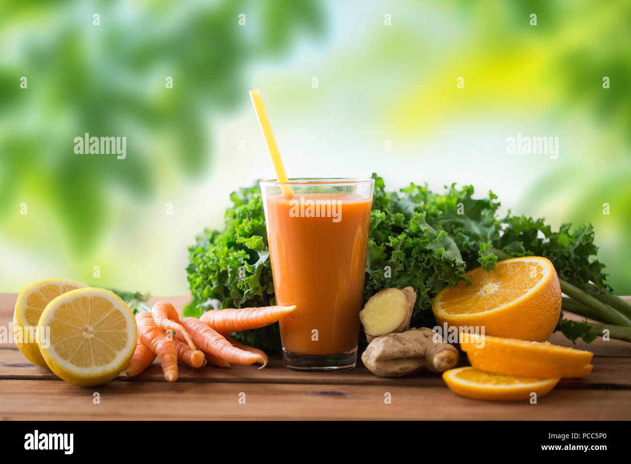 Verre de jus de carotte, fruits et légumes Banque D'Images