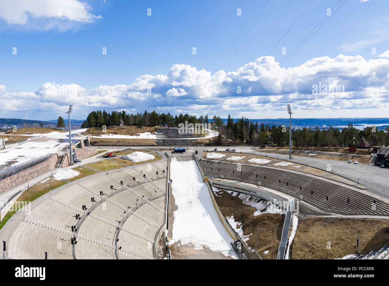 Holmenkollbakken est un grand saut à ski hill situé à Holmenkollen à Oslo, Norvège. Banque D'Images