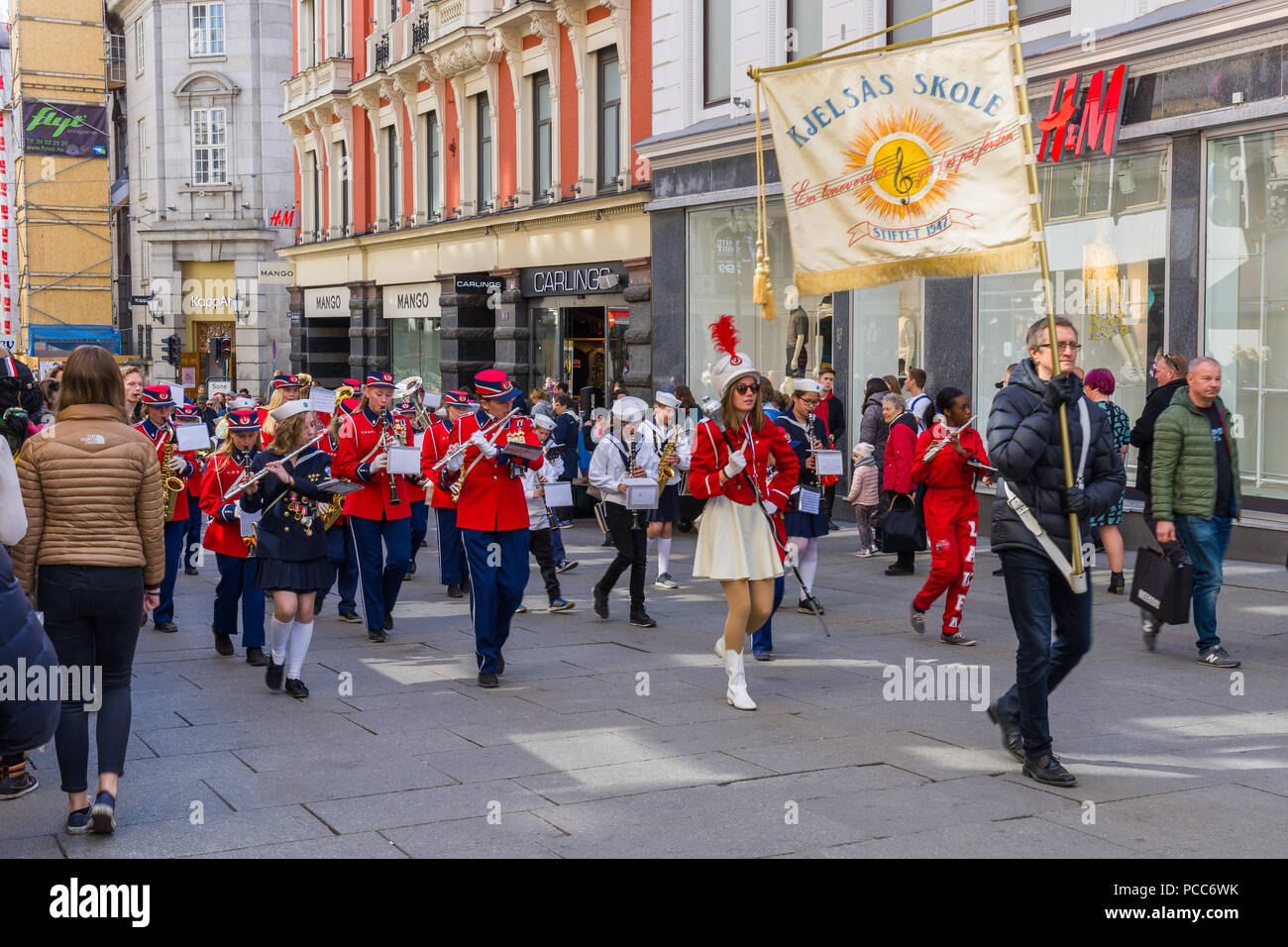 OSLO, Norvège 28 AVRIL 2018 : groupes musicaux parade dans les rues d'Oslo, Norvège Banque D'Images