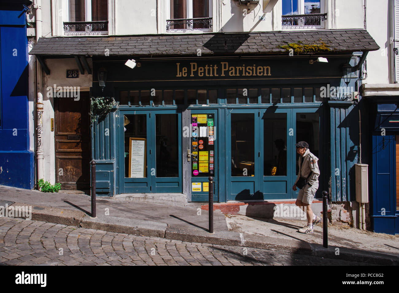 Rue parisienne avec Restaurant le Petit Parisie Banque D'Images