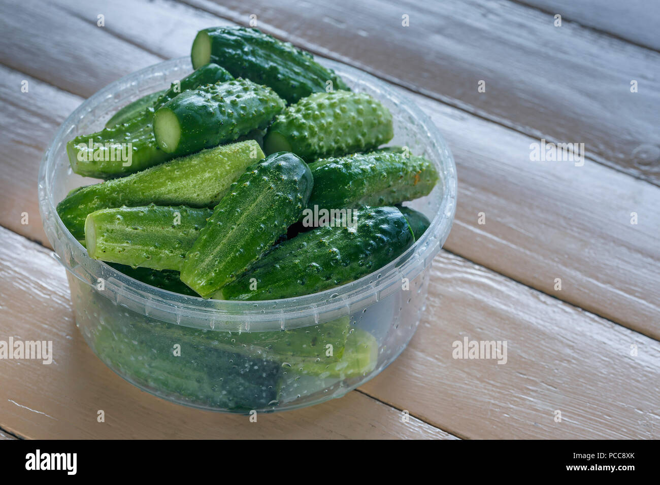 Vue de dessus de concombres dans un récipient préparé pour saler. Le concept de la conservation des aliments pour l'hiver Banque D'Images